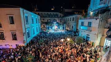 Amalfi, la vigilia di Ferragosto è a Piazza Municipio: musica dal vivo e dj set con Frankie e Cantina Band, Alfonso Liguori e Filippo Di Costanzo 
