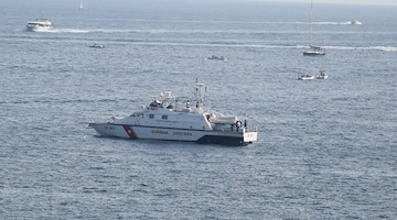 Amalfi, yacht di lusso abbandona rifiuti in porto: individuato e sanzionato il responsabile