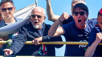Antonio Conte confermato sulla panchina del Napoli, De Laurentiis: "Avanti tutta, più forti di prima"