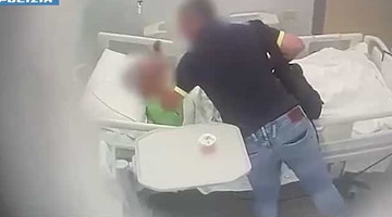 Arezzo, maltratta l'anziana madre in ospedale: le telecamere lo incastrano 