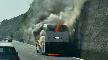 Autobus in fiamme sull'A16: paura per autista e passeggeri 