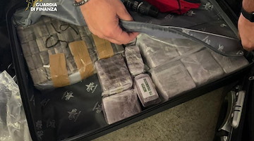 Benevento, oltre 53mila articoli da fumo sequestrati dalla Guardia di Finanza