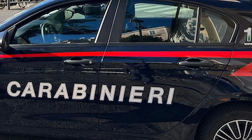Bimbo di 2 anni bloccato in auto sotto il sole: provvidenziale l'intervento dei carabinieri a Salerno 
