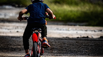 Bimbo di 4 anni cade dalla bici e perde la vita, dramma a Barletta 