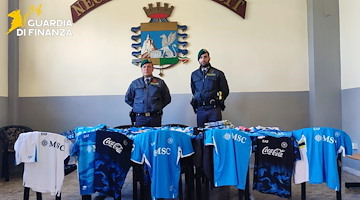 Blitz della finanza: sequestrati oltre 20.000 articoli con falso marchio SSC Napoli