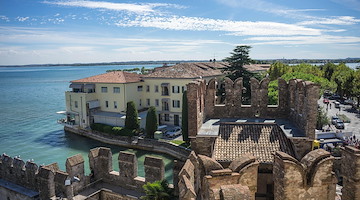 Boom di turisti a Sirmione: il Comune valuta di introdurre un ticket di ingresso 