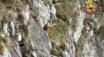 Cane bloccato su una cengia durante escursione: l'intervento di soccorso a Chiusaforte 