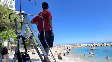 Capri, 13enne con problemi comunicativi scompare in mare: salvato dai bagnini 