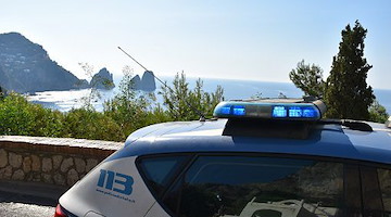 Capri, ruba una borsa “griffata” scambiandola con una borsa contraffatta: denunciato 