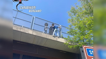 Carabiniere eroe salva una donna da un gesto estremo sul cavalcavia della Statale 42