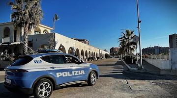 Castel Volturno, giovani bagnanti in difficoltà a causa del mare agitato: poliziotto si tuffa e li salva 