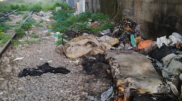 Castellammare di Stabia, discarica lungo i binari: da mesi rifiuti abbandonati sotto il ponte. L’ira di Borrelli
