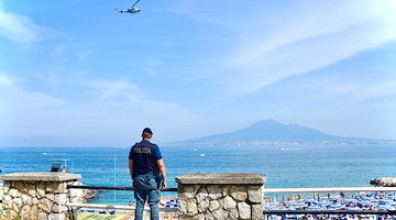 Castellammare, fuggono in gommone per evitare il test sull'alcol e minacciano agli agenti: denunciati 