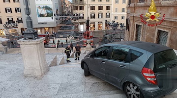 Con l'auto sulla scalinata di Trinità dei Monti: 80enne denunciato a Roma