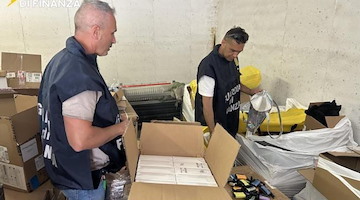 Contrabbando di prodotti da fumo: sequestrati oltre 700 milioni di pezzi. Depositi di stoccaggio tra Napoli e Roma 