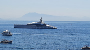 Costa d’Amalfi, arriva il superyacht Bravo Eugenia in occasione della Ferrari World Premiere: lusso e spettacolo sul mare