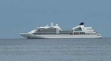 Crociera di lusso nelle acque della Costa d'Amalfi: ecco la nave "Seabourn Sojourn" 