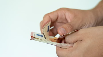 Da 10 anni incassava la pensione della madre deceduta: sottratti al bilancio pubblico circa 120 mila euro
