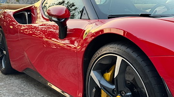 Dalla Ferrari alla Fiat 500: quali auto sono diventate simbolo dello spirito italiano?