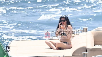 Elizabeth Tabish in Costiera Amalfitana a bordo di Amalfi Sails