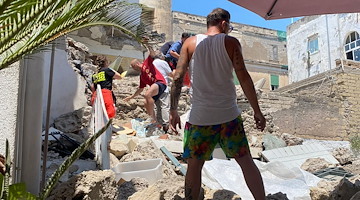 Esplosione in un palazzo a Torre del Greco: crolla una parete, due feriti 