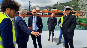 Ferrante (Mit) in visita al porto di Salerno: "Realtà strategica, investiamo nel suo rilancio"