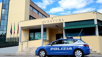 Finge un grave incidente del figlio per derubarla: arrestata 56enne a Terni