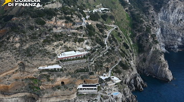 Forio d'Ischia, sequestro per gravi abusi edilizi e ambientali su area a tutela integrale