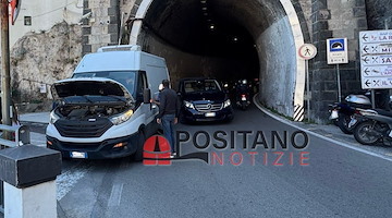 Furgone bloccato all'imbocco di Atrani, rallentamenti al traffico all'ingresso e all'uscita del paese 