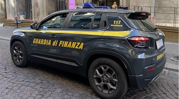 Gadget falsi, taxi fuorilegge e lavoro nero: sequestri, denunce e sanzioni tra Napoli, Capri, Ischia e la Penisola Sorrentina