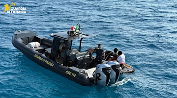 Gaeta, manovre pericolose tra i bagnanti: fermati dopo inseguimento due pregiudicati su moto d’acqua