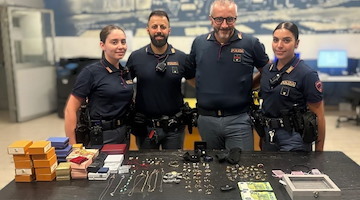 Gioielli pagati con soldi falsi: arrestati due truffatori a Milano, refurtiva restituita