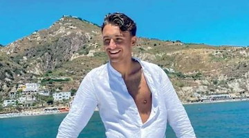 Giovanni morto a 21 anni su una barca in Sardegna, a Bacoli sarà lutto cittadino per i funerali 