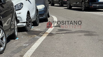 Grave incidente nella notte ad Amalfi: scooter travolto da un’auto, feriti due giovani