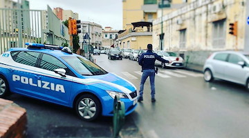 Guida senza patente e tenta la fuga armato: 21enne napoletano dopo inseguimento 