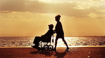 Il Lions Club Cava – Vietri dona una carrozzella galleggiante al Comune vietrese per l’accesso al mare delle persone con disabilità