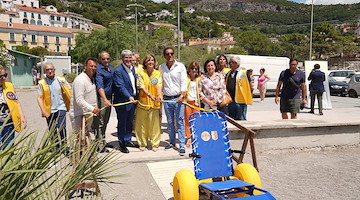 Il mare di Vietri è più accessibile: nuova passerella e sedia JOB gratuita per persone con disabilità