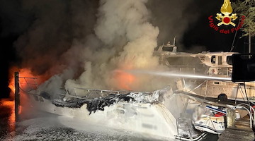 Imbarcazione in fiamme a Palazzolo dello Stella, muore una turista. Il marito elitrasportato in ospedale