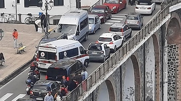 In Costiera Amalfitana un 25 aprile nella morsa del traffico: ambulanza bloccata ad Atrani 