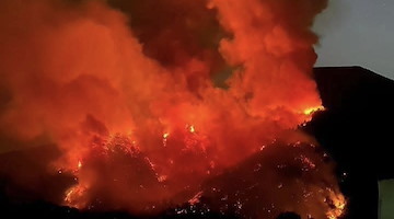 Incendio sul Vesuvio, attivati otto mezzi aerei per domare le fiamme 