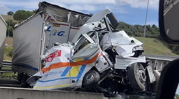 Incidente mortale sull’A1: tre vittime e 18 feriti