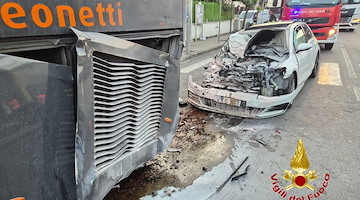 Incidente nella notte a Scafati, auto si schianta contro un bus: fiamme e due feriti