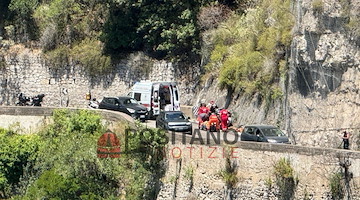 Incidente sulla Statale Amalfitana: moto contro la roccia, feriti due turisti