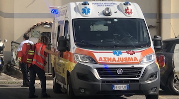 Ingerisce 9 ovuli di crack per evitare l'arresto: donna finisce in ospedale a Napoli 