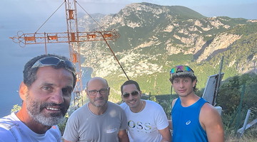 La Croce di Nocelle a Positano si riaccende: il gesto dei volontari dopo mesi di buio / FOTO 