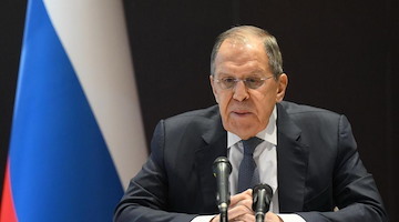 Lavrov critica l’accordo energetico USA-UE: «Porterà alla deindustrializzazione dell’Europa»