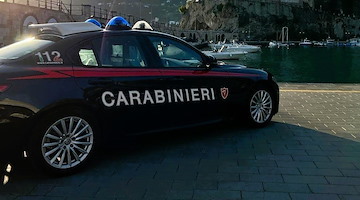 Maiori, ai domiciliari per stalking aggredisce e picchia la madre: 23enne in carcere 