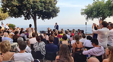 Marina Abramović incanta Capri dal Belvedere di Tragara