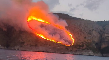 Massa Lubrense, vasto incendio nella zona di Torca 