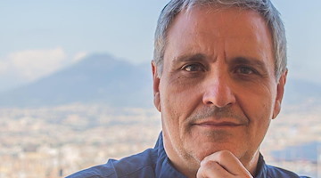 Maurizio De Giovanni atteso a Vietri sul Mare: 4 luglio la presentazione del suo libro "Il pappagallo muto. Una storia di Sara"